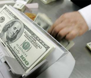  Trong bối cảnh nền kinh tế toàn cầu mang đặc điểm nổi bật là sự thiếu hụt cả niềm tin lẫn vốn, với hoạt động đầu tư và cho vay khắp nơi ngưng trệ, việc các dòng tiền dịch chuyển về phía nước Mỹ càng khiến khủng hoảng ở các nơi khác trên thế giới thêm nghiêm trọng - Ảnh: Reuters.