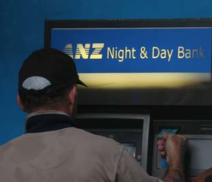 ANZ sẽ tiếp tục đầu tư thêm nhiều máy ATM hơn - Ảnh: Việt Tuấn.