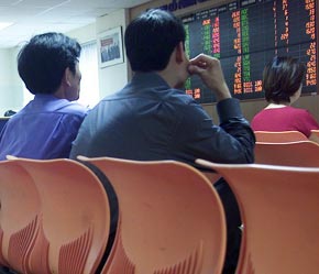 Thị trường lập tức điều chỉnh khi VN-Index vượt qua ngưỡng điểm nhạy cảm 1.000 điểm - Ảnh: Việt Tuấn.