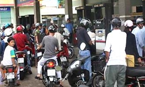 Giá xăng tăng 4.500 đồng/lít