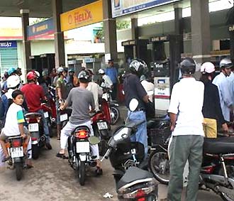 Việc tăng giá xăng có thể sẽ dẫn đến sự tăng giá của nhiều mặt hàng khác - Ảnh: TT.