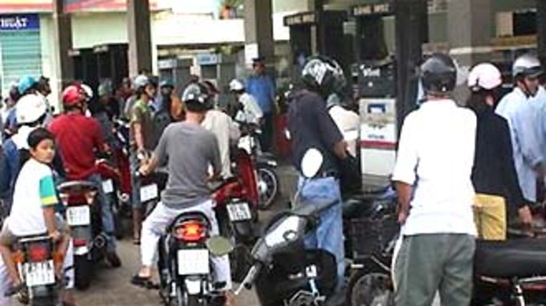 Giá xăng tăng 4.500 đồng/lít