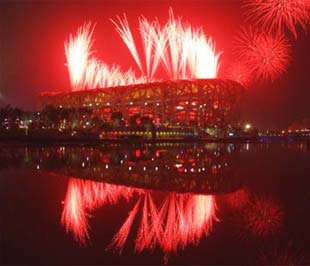 Trung Quốc vừa tổ chức một lễ khai mạc Olympic đầy ấn tượng. Trong ảnh là cảnh bắn pháo hoa rực rỡ tại Sân vận động Quốc gia Bắc Kinh trong lễ khai mạc.