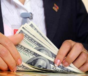  Trên thị trường, một số nguồn tin gần đây phản ánh lượng cung ngoại tệ có dấu hiệu dư thừa.