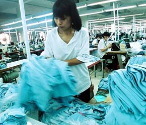 Sau khi Việt Nam gia nhập WTO, Mỹ đã dỡ bỏ hạn ngạch nhưng lại áp dụng cơ chế giám sát hàng dệt may xuất khẩu từ Việt Nam trong 2 năm 2007 và 2008 - Ảnh: Việt Tuấn.
