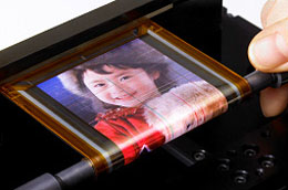 Màn hình vẫn hiển thị video khi đang được cuộn lại - Ảnh: Cnet.