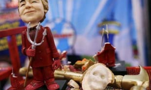 Chi 100 USD, mua Madoff… búp bê về đập