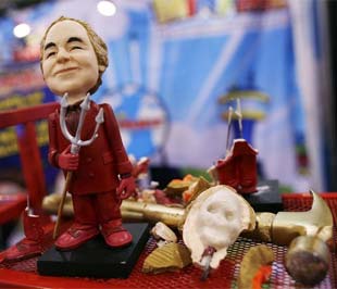 Sản phẩm được bán kèm với một… cây búa để khách hàng có thể dùng để “xử lý” Madoff - Ảnh: Reuters.