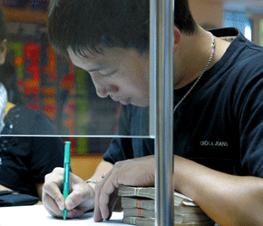 Cầu chứng khoán vẫn rất lớn - Ảnh: Việt Tuấn.