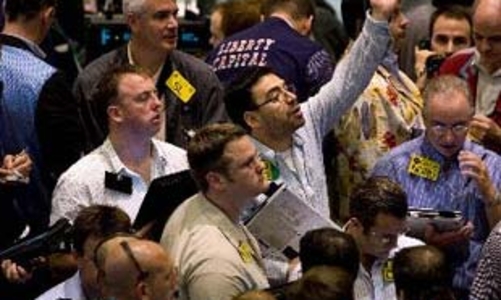 Giá vàng bay cao, giá dầu ì ạch nhích lên