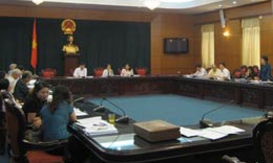 Đại biểu Quốc hội thảo luận tại tổ.