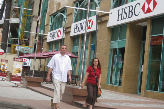 Bên ngoài trụ sở HSBC tại Tp.HCM - Ảnh: Duy Cường.