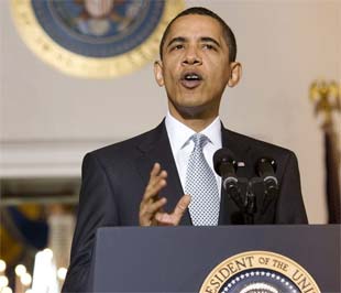 Tổng thống Mỹ Barack Obama hôm qua bất ngờ bác bỏ đề xuất xin cấp vốn vay mới của hai “đại gia” công nghiệp ôtô của nước này là General Motors (GM) và Chrysler.  Về ngành ngân hàng, ông Obama nhận định, một số ngân hàng nữa của Mỹ sẽ phải cần tới sự hỗ trợ tài chính từ phía Chính phủ - Ảnh: AP.