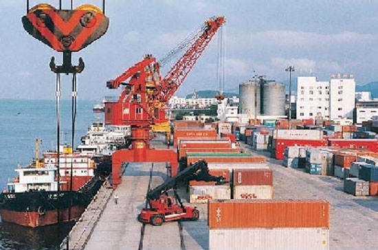 Đáng lẽ, quy trình sản xuất hiện đại là: trước khi sản xuất phải có hợp đồng tiêu thụ, sau đó mới đến khâu lưu trữ và giao hàng nhằm chủ động đầu ra cho sản phẩm, thì ở Việt Nam đang làm ngược: sản xuất trước, phân loại sau rồi mới đến giao nhận.