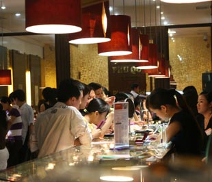 Không khí giao dịch cầm chừng trên thị trường vàng miếng đang buộc các nhà kinh doanh vàng phải neo giá ở mức cao và giữ mức chênh lệch giá mua/bán thấp để thu hút khách.