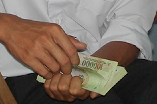 Nhiều doanh nghiệp cho rằng việc giữ được mức thưởng Tết năm nay bằng năm ngoái là một thách thức lớn.