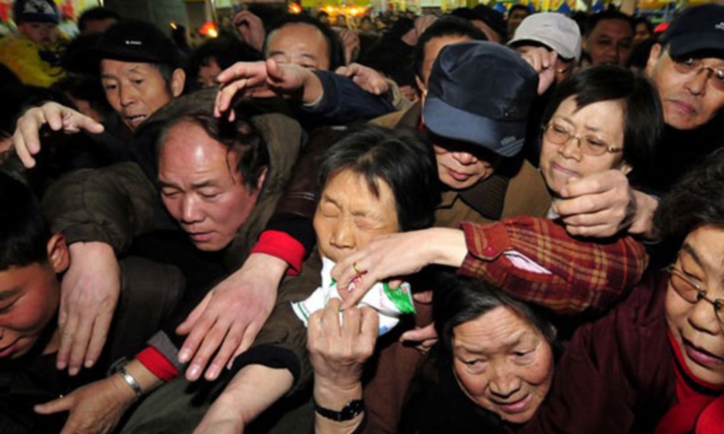 Chen lấn giành mua muối tại một siêu thị ở Lan Châu, Cam Túc hôm 17/3 - Ảnh: Reuters.