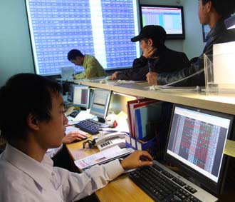 Nhà đầu tư ngoại đa phần là các tổ chức nên có rất nhiều kinh nghiệm về đầu tư tài chính, cộng thêm nguồn vốn dồi dào và có chiến lược đầu tư trung, dài hạn nên ít chịu tác động của chỉ số biến động giá cổ phiếu.