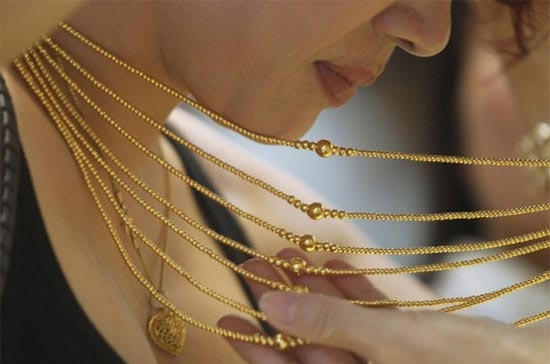 Giới phân tích cho rằng, giá vàng sẽ được hỗ trợ mạnh ở vùng 1.700-1.750 USD/oz nhờ lực cầu bắt đáy - Ảnh: Reuters.