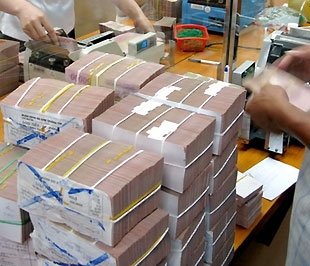 Việc thanh tra sẽ tập trung ở hoạt động cho vay hỗ trợ lãi suất, việc tuân thủ chế độ quản lý ngoại hối và tuân thủ các giới hạn an toàn trong hoạt động ngân hàng của các tổ chức tín dụng - Ảnh: Tuổi trẻ.