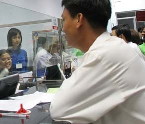 Một cử chỉ không cầu kỳ, nhưng đầy trách nhiệm sẽ để lại thiện cảm cho khách hàng và tôn bộ mặt ngân hàng lên - Ảnh: VT.