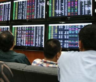 Lượng cung hàng áp đảo phiên hôm qua, chứng khoán thế giới tiếp tục sụt giảm, gói giải pháp cứu trợ tài chính của Mỹ vẫn rối bời, trong nước lại thêm loạt thông tin tổ chức lớn đăng ký bán ra… khiến nhà đầu tư thận trọng.