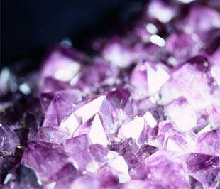 Thạch anh tím (amestit), loại đá quý được khai thác nhiều ở Kontum, Việt Nam.