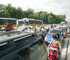 Tiến trình cổ phần hóa doanh nghiệp giao thông vận tải còn chậm chạp - Ảnh: VNN.