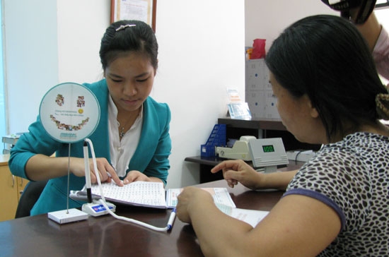 Tư vấn khách hàng gửi tiền tại ABBank.