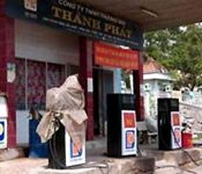 Mặc dù đến 0h ngày 7/5 các công ty kinh doanh xăng dầu mới bắt đầu tăng giá, nhưng ngay từ 12h ngày 6/5, nhiều cửa hàng xăng dầu dọc quốc lộ 13 (từ Tp.HCM đi Bình Dương) đã đóng cửa, ngưng bán để ghìm giá với lý do nêu ra là... “hết xăng” hoặc “cúp điện”. Trong ảnh: Cửa hàng xăng dầu Thành Phát tại xã Thuận Giao, huyện Thuận An, tỉnh Bình Dương trùm trụ xăng, ngưng bán vì... hết xăng (Chụp lúc 14g ngày 6/5).