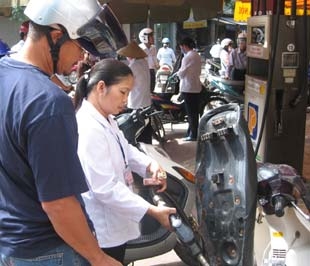 Sự chờ đợi của giới đầu tư những ngày qua chính thức hiện thực: giá bán xăng và dầu hỏa tiếp tục được điều chỉnh giảm vào 10 giờ sáng nay - Ảnh: Anh Quân.