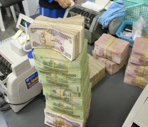 Danh sách 10 người nộp thuế khá cao trong năm 2006 chủ yếu là thu nhập từ tiền lương, thưởng tại một nơi làm việc.