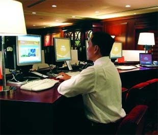 Khách hàng đang sử dụng dịch vụ Link@Sheraton tại Khách sạn Saigon Sheraton. 