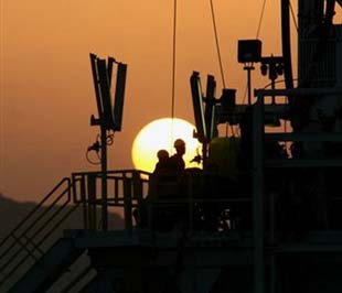 Một giàn khoan dầu tại Sakhir, Bahrain. Chốt phiên giao dịch mới nhất tại NYMEX, giá dầu ngọt nhẹ giao tháng 2 mất 5,95 USD/thùng, còn 42,63 USD/thùng, mức giá đóng cửa thấp nhất từ  ngày 30/12 - Ảnh: AP.