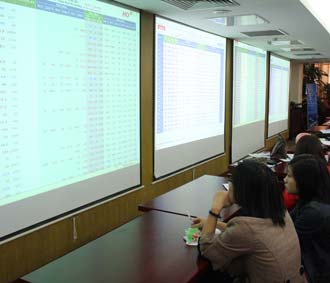 Nới biên độ cũng là yêu cầu từ nhiều nhà đầu tư thời điểm này.