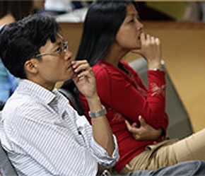 Khối lượng giao dịch mạnh đang giữ nhà đầu tư ở lại sàn.