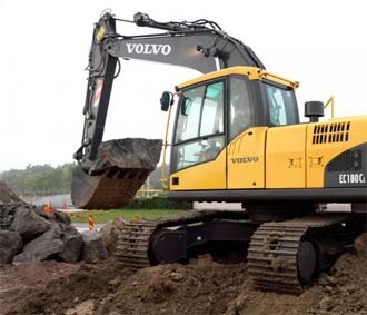 Từ cuối năm 2007, đặc biệt trong những tháng đầu năm nay, việc giá vật liệu cộng với giá chi phí dịch vụ đầu vào tăng mạnh đã… bỏ xa dự toán của các nhà thầu!