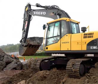 Từ cuối năm 2007, đặc biệt trong những tháng đầu năm nay, việc giá vật liệu cộng với giá chi phí dịch vụ đầu vào tăng mạnh đã… bỏ xa dự toán của các nhà thầu!