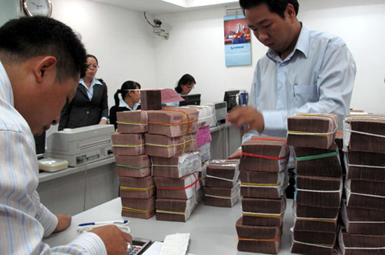 Bình luận về sự phối hợp chính sách tiền tệ trong thời gian vừa qua, nhiều chuyên gia tại hội thảo cho rằng việc này chưa được chặt chẽ - Ảnh: T.Đạm/Tuổi Trẻ.