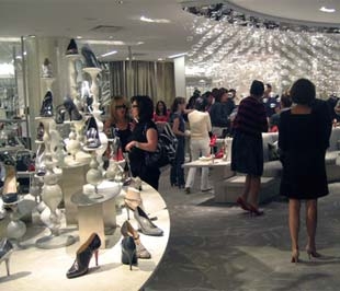 Các hãng bán lẻ hiện đang chuẩn bị cho một kỳ nghỉ mua sắm giá rẻ chưa từng có ở nước này trong nhiều thập kỷ.