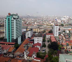 Một khó khăn với công tác thu hồi đền bù đất hiện nay, theo báo cáo của IFC, là có sự chênh lệch lớn về giá đất trước và sau khi đền bù - Ảnh: Việt Tuấn.