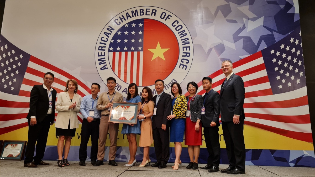 Đại diện BIDV MetLife nhận Giải thưởng cống hiến cho cộng đồng 2020 từ AmCham.