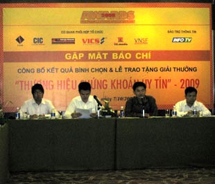 Họp báo công bố kết quả bình chọn.