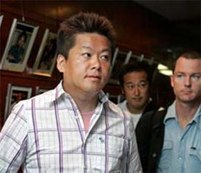 Thời hoàng kim của Horie: đến buổi họp báo tháng 11/2005 để thông báo sẽ tự ứng cử vào quốc hội. Ăn mặc như khi đi chơi, Horie nói nước Nhật cần một nhà lãnh đạo có thể ra các quyết định táo bạo như “giám đốc của những công ty IT thành công” - Ảnh: Reuters.