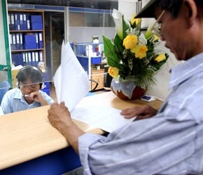 Nhà đầu tư giao dịch tại đại lý Cần Thơ của một công ty chứng khoán ở Tp.HCM - Ảnh: TT.