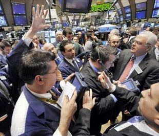 Sự lên giá của vàng lại bị cản trở bởi sự phục hồi mạnh mẽ của thị trường chứng khoán toàn cầu - Ảnh: Reuters.