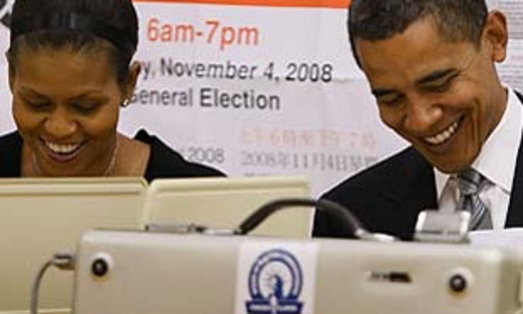 Vợ chồng ứng cử viên Obama thực hiện quyền cử tri của mình, tại điểm bỏ phiếu sớm ở thành phố Chicago - Ảnh: Getty.