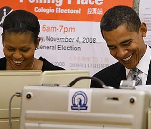 Vợ chồng ứng cử viên Obama thực hiện quyền cử tri của mình, tại điểm bỏ phiếu sớm ở thành phố Chicago - Ảnh: Getty.