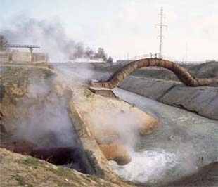 Sau nhiều năm hoạt động, điều bất lợi phát sinh từ các khu công nghiệp, khu chế xuất chính là vấn đề ô nhiễm môi trường.