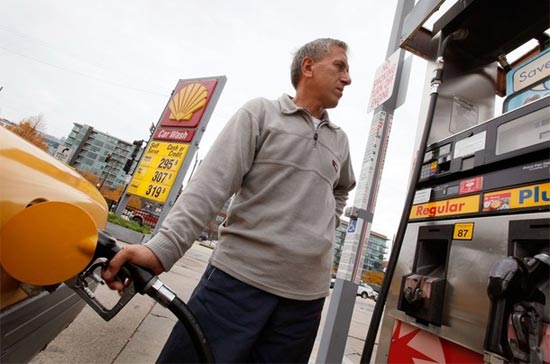 Từ mức đáy của năm là 33,98 USD/thùng vào tháng 2, giá dầu hiện đã tăng gấp hơn hai lần, lên mức 80 USD/thùng, chủ yếu là nhờ sự suy yếu của tỷ giá đồng USD, thay vì nhờ sự phục hồi nhanh của nhu cầu tiêu thụ nhiên liệu - Ảnh: Getty Images.